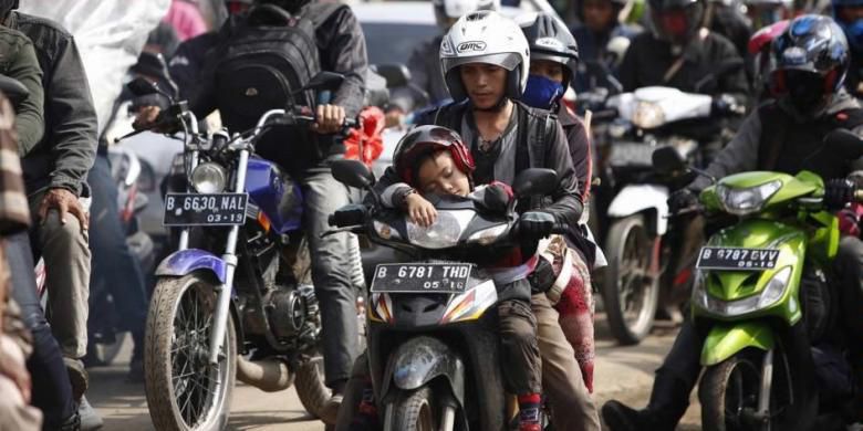 pemudik-motor-terjebak-macet-di-jalur-alternatif-karawang-cikampek_20170407_085631.jpg