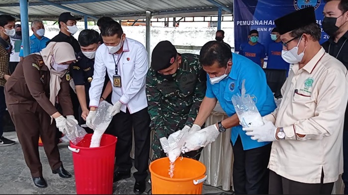 BNNP Sumsel Musnahkan 16 Kg Sabu Barang Bukti, Dicampur Air dan Deterjen Bubuk