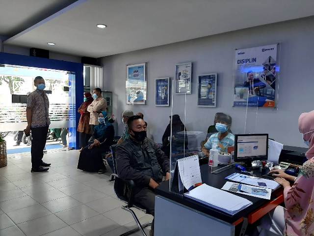 penerima-bpum-sedang-melakukan-pencairan-di-bank-bri.jpg