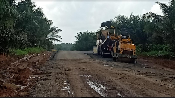 pengaspalan-di-lahan-hgu-perusahaan-di-desa-mukti-sari-bambu-kuning-red1.jpg