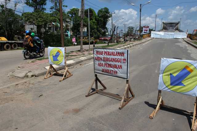 pengendara-kendaraan-bermotor-melintasi-jembatan-musi-ii-palembang-senin-752018_20180508_043828.jpg