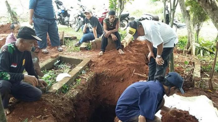 penggali-kubur-memindahkan-tiga-jenazah-mak-erot_20160515_173329.jpg