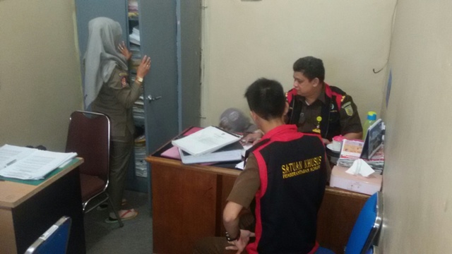 penggeledahan-kantor-sat-pol-pp-oleh-penyidik-kejaksaan-negeri-martapura_20160823_124019.jpg