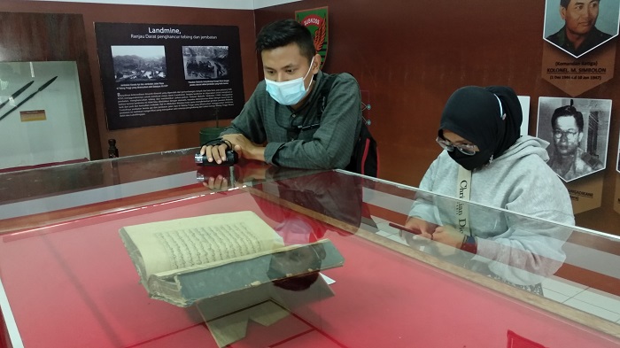 pengunjung-museum-subkoos-sriwijaya-saat-melihat-kondisi-al-quran-kuno.jpg