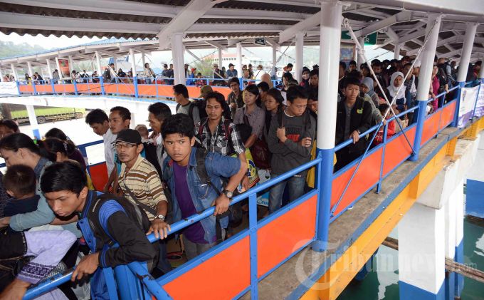 penumpang-antre-menaiki-kapal-ferry-roro-di-pelabuhan-merak_20160214_140633.jpg
