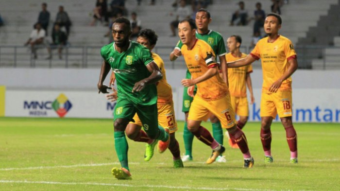 penyerang-persebaya-ricky-kayame-kiri-mencoba-lepas-dari-kawalan-sejumlah-pemain-sriwijaya-fc_20180418_194933.jpg