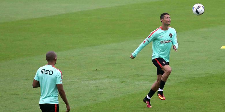 penyerang-portugal-cristiano-ronaldo-berlatih-jelang_20160629_165737.jpg