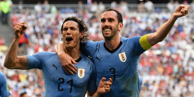penyerang-uruguay-edinson-cavani-kiri-merayakan-gol-yang-dicetak-bersama-diego-godin_20180704_082231.jpg