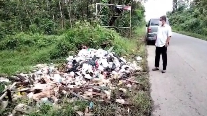 Didenda Rp 20 Juta, Jika Siapapun Ketahuan Buang Sampah Pinggir Jalan di Desa Talang Bulang PALI