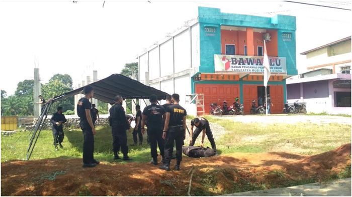 Bantu Tugas Ketua KPPS Pilkada 2020, Kapolres Muratara: Pilkada Harus Aman Sehat