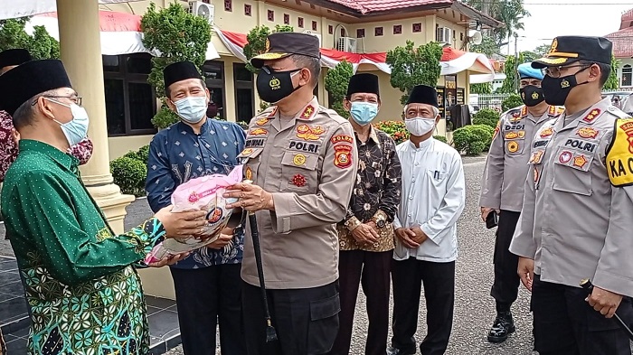 Bagikan Paket Sembako di Mapolres Ogan Ilir, Kapolda Sumsel: Bantu Orang, Jangan Bahagia Sendiri