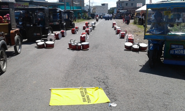 peserta-lomba-meninggalkan-alat-di-tengah-jalan-lintas-tengah_20160815_125954.jpg
