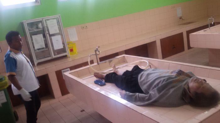 petugas-kamar-mayat-yang-memeriksa-korban-rozali_20151227_144523.jpg