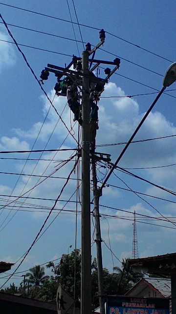 petugas-pln-cabang-lahat-saat_20150602_160606.jpg