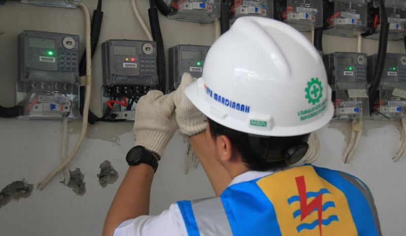 petugas-pln-diskon-tambah-daya.jpg