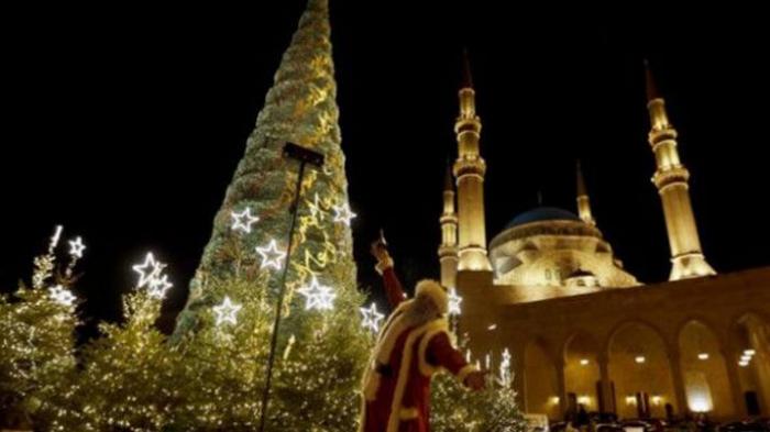 pohon-natal-di-depan-masjid-lebanon_20151215_141359.jpg
