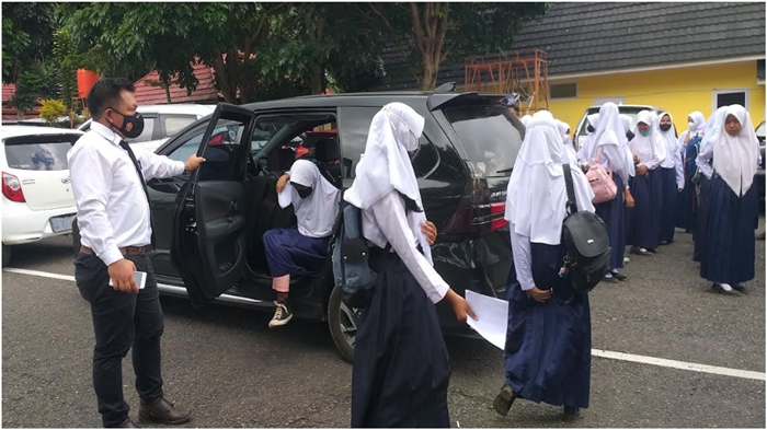 polisi-polres-pagaralam-jemput-siswa-untuk-mendapat-vaksin-senin-18102021.jpg