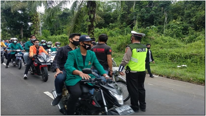polisi-sweeping-pendemo-mencegah-aksi-rusuh.jpg