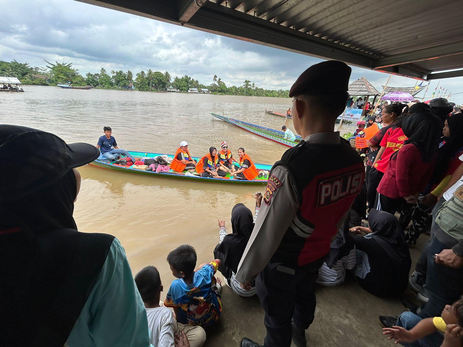 Polres Ogan Ilir dan Polsek Pemulutan Pantau  Perlombaan Bidar Mini di Sungai Ogan