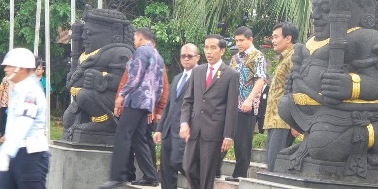 presiden-joko-widodo-sebelum-memasuki-pesawat-kepresidenan-boeing-business-jet-2_20150426_205825.jpg
