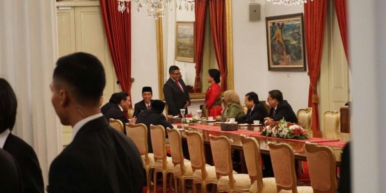 presiden-joko-widodo-wakil-presiden-jusuf-kalla-berbincang-hangat-dengan-sejumlah-tokoh-politik_20170314_083914.jpg