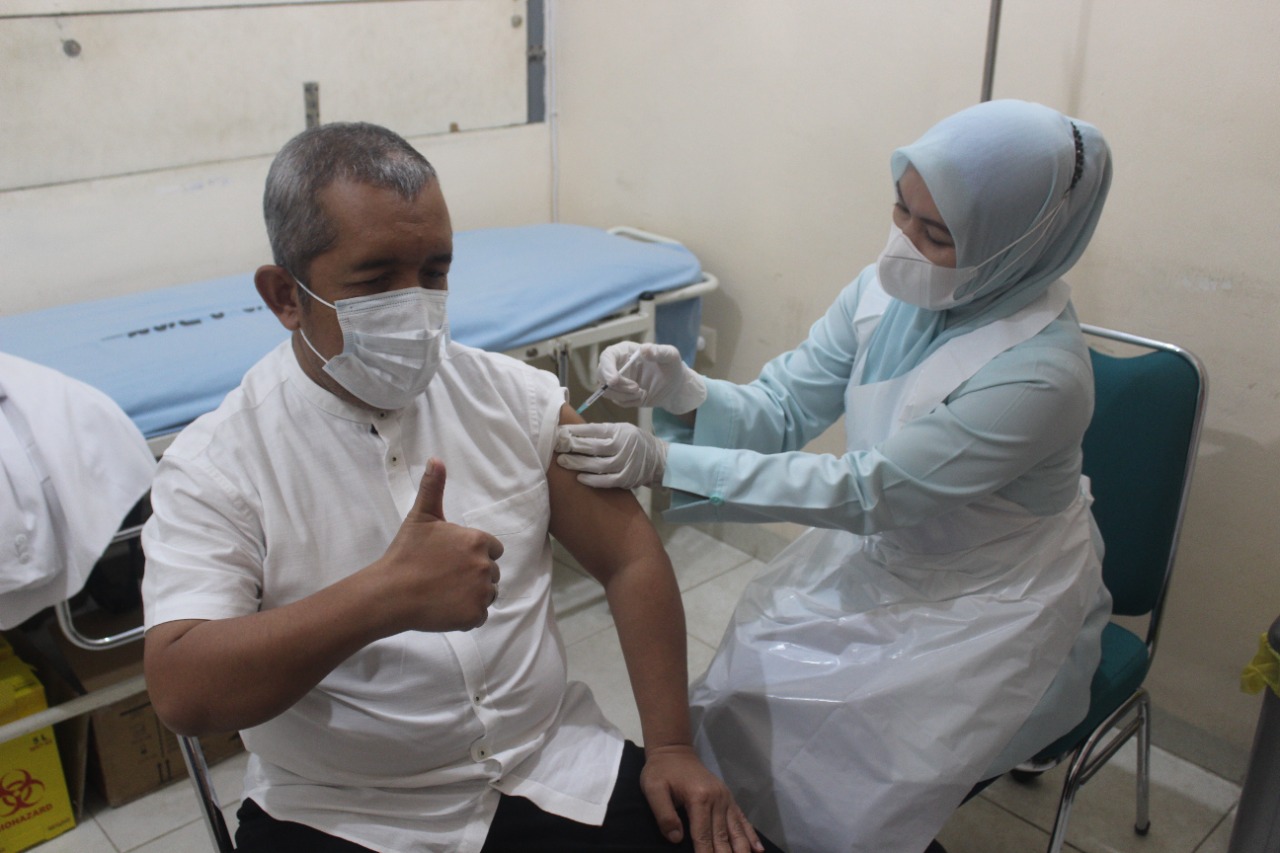 prof-yuwono-suntik-moderna9890809809.jpg