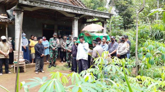 proses-pemakaman-seorang-warga-desa-karanganyar-kecamatan-pule.jpg