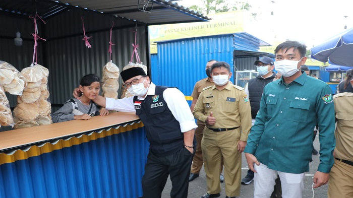 PTBA Bagikan 61 Booth Container Untuk Pedagang Muara Enim