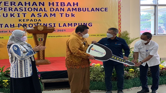 ptba-serahkan-hibah-24-unit-kendaraan-ke-pemprov-lampung.jpg