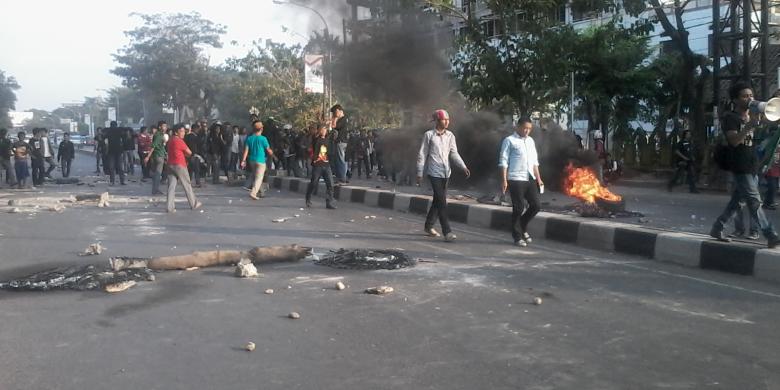 puluhan-mahasiswa-universitas-islam-negeri-uin-memblokade-jl-sultan-alauddin_20151104_171007.jpg
