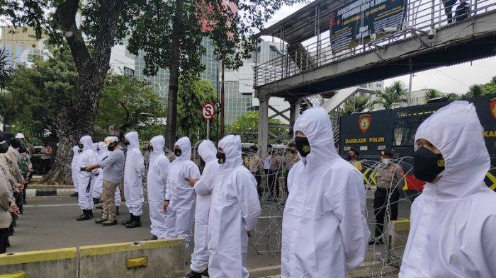 puluhan-polisi-berpakaian-hazmat1234.jpg