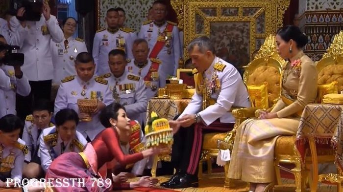 raja-thailand-lantik-mantan-pacar-jadi-selir-resmi-di-hadapan-istri-yang-baru-dinikahi-3-bulan.jpg