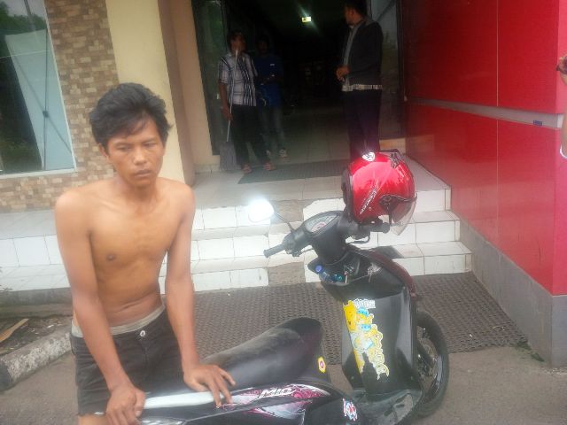 rasyid-saat-diamankan-di-polresta-palembang-rabu-30122015_20151230_182810.jpg