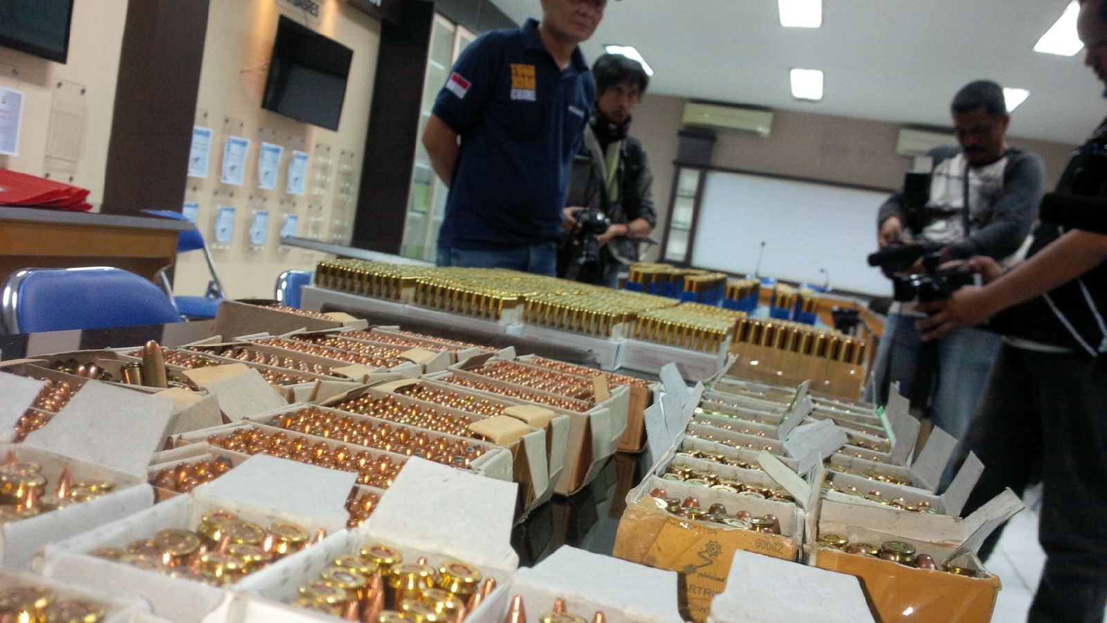 ribuan-amunisi-diamankan-di-polresta-palembang_20160425_175851.jpg