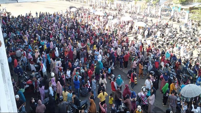 ribuan-warga-antre-minyak-goreng-di-gor-megang-kota-lubuklinggau.jpg