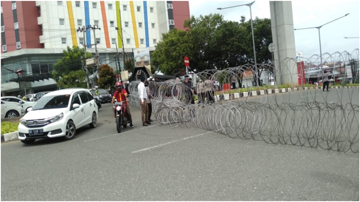 ruas-jalan-menuju-dan-ke-simpang-polda-ditutup-menggunakan-kawat-berduri-kamis-17122020.jpg