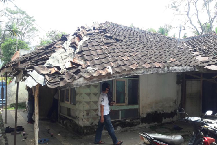 rumah-minah-nenek-70-tahun-yang-puluhan-tahun-hidup-sendiri-di-rumah-yang-reyot.jpg