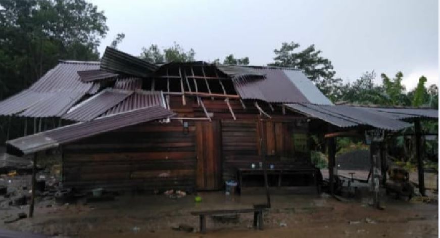 rumah-rusak-angin-puting-beliung.jpg