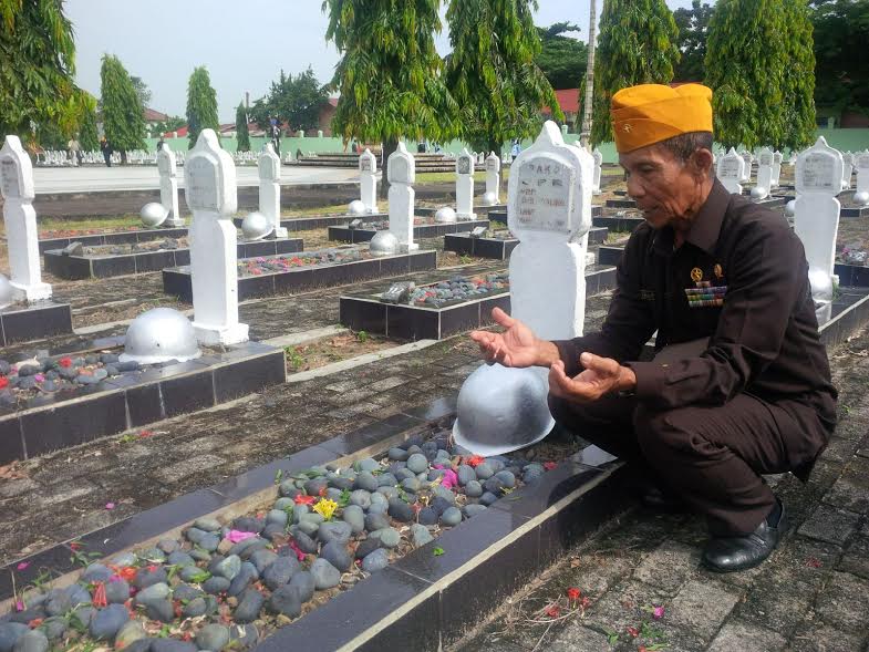 sabarudin-salah-satu-veteran-saat-membaca-doa-di-makam-pahlawan_20161110_095903.jpg