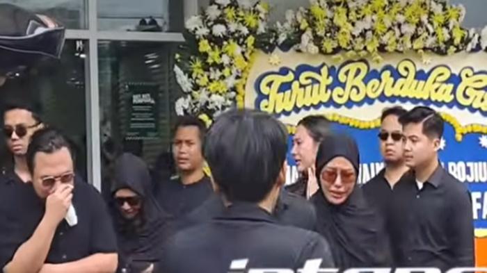 sahabat-tidak-mampu-membendung-air-mata-saat-jenazah-almarhumah-Lula-Lahfah.jpg
