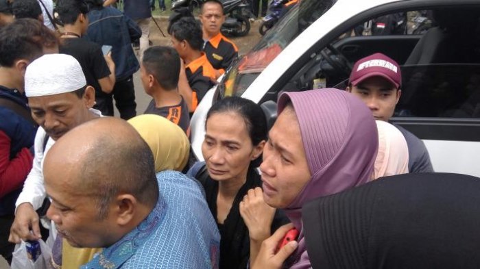 salah-satu-keluarga-korban-pembunuhan-di-pulo-mas-jakarta-timur-selasa-27122016_20161227_153629.jpg