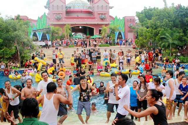 salah-satu-keseruan-wet-challenge-games-di-amanzi-waterpark_20151217_194832.jpg