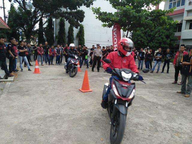 salah-satu-komunitas-sedang-mencoba-motor-the-all-new-supra-gtr-150_20160612_134248.jpg
