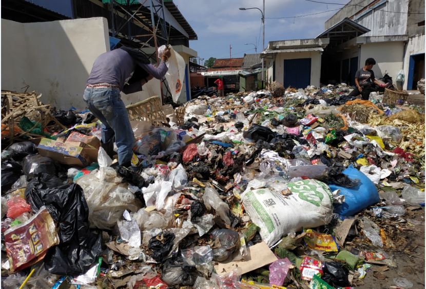 Sampah Menumpuk 2 Hari di Pasar 10 Ulu, Ganggu Pernafasan dan Penghasilan, Hampir Tutup Jalan