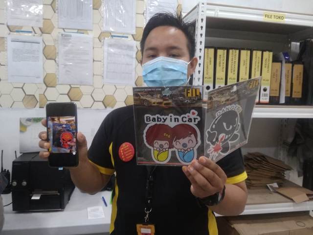 sampel-aksesoris-berupa-stiker-kaca-mobil-dan-stiker-yang-berlogo-palu-arit.jpg