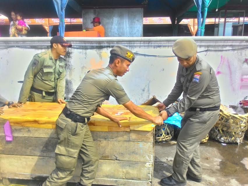 satuan-polisi-pamong-praja-kota-palembang-kembali-menertibkan-para-pedagang-bkb_20161007_093141.jpg
