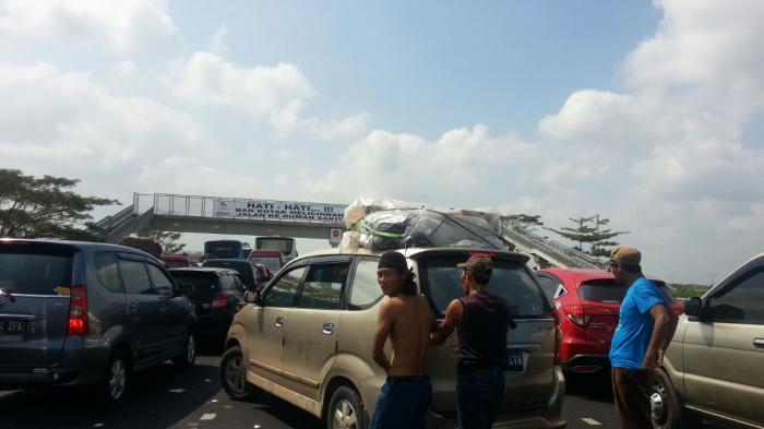 sebagian-pemudik-melepas-kaus-mer_20160704_143136.jpg