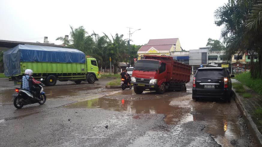 sebuah-kendaraan-jenis-dump-truk-terperosok-ke-dalam-lubang_20160526_181905.jpg