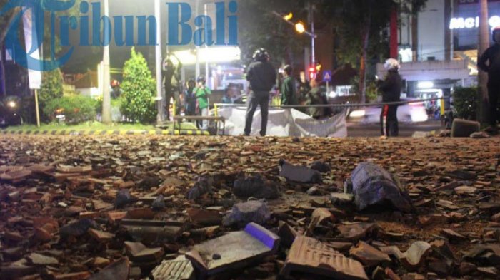 sejumlah-jurnalis-tampak-mengambil-gambar-di-tempat-jatuhnya-genteng-matahari_20180805_231648.jpg