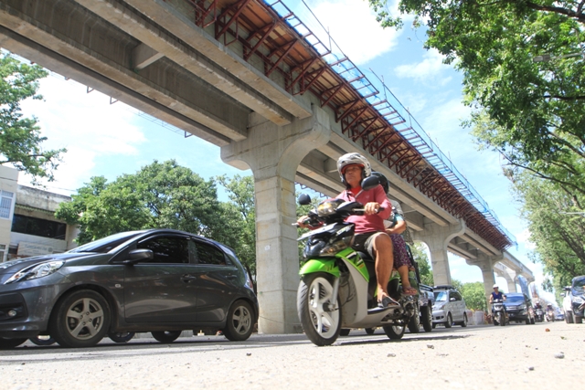 sejumlah-kendaraan-melintasi-proyek-pembangunan-light-rail-transit-di-jalan-sudirman-lrt_20161227_171831.jpg
